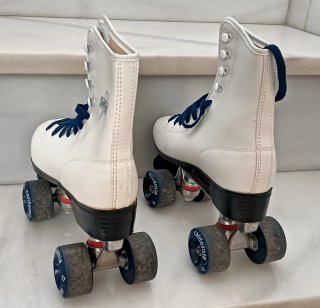 Patines 4 Ruedas Blancos con Cordones Azules