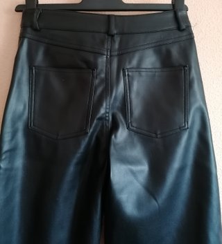 Pantalones negros efecto piel