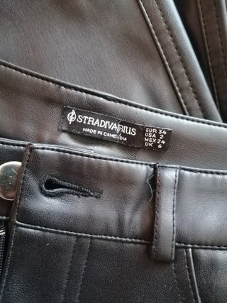 Pantalones negros efecto piel