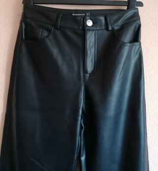 Pantalones negros efecto piel