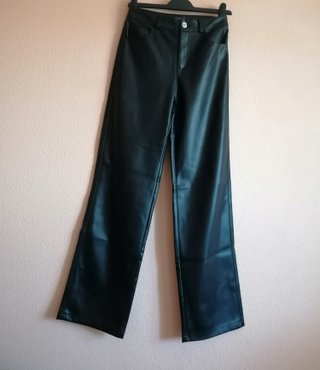 Pantalones negros efecto piel