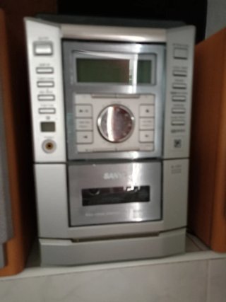Radiocasete Sanyo CD y 2 altavoces