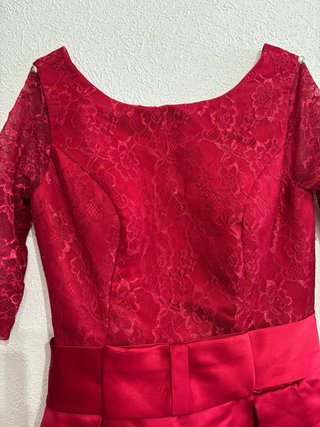 Vestido rojo de fiesta con encaje