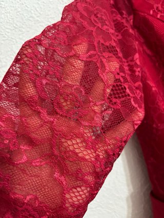 Vestido rojo de fiesta con encaje