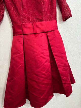 Vestido rojo de fiesta con encaje