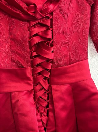 Vestido rojo de fiesta con encaje
