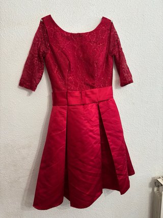 Vestido rojo de fiesta con encaje