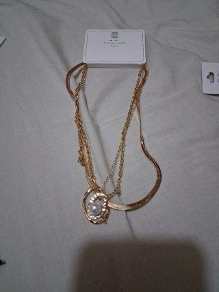 Collar dorado con perla