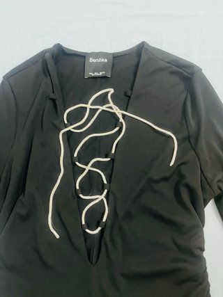 Vestido negro con tiras brillantes