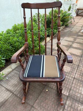 Mecedora de madera con cojín