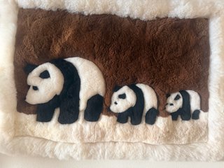 Alfombra Alpaca Mamá Panda Bebés Artesanía de Perú
