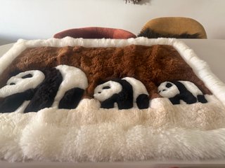 Alfombra Alpaca Mamá Panda Bebés Artesanía de Perú