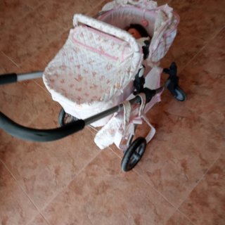 Carrito de muñecas rosa y blanco