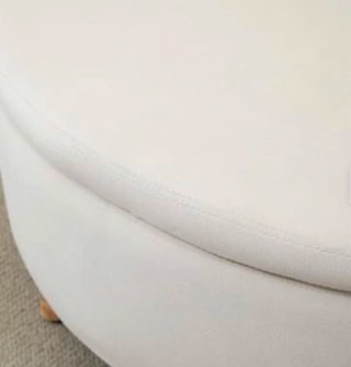 Puf blanco de tela con patas de madera