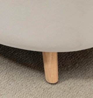 Puf blanco de tela con patas de madera