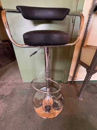 Taburete de bar negro vintage
