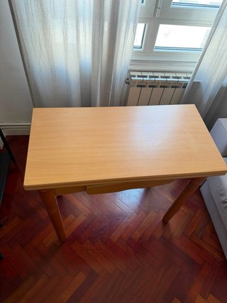 Mesa de madera extensible con cajón