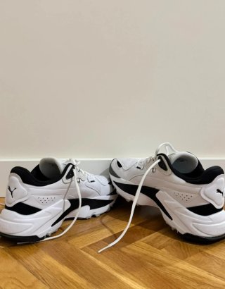 Zapatillas Puma Blancas y Negras