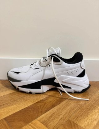 Zapatillas Puma Blancas y Negras