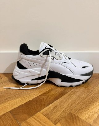 Zapatillas Puma Blancas y Negras