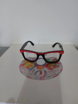 Occhiali Ray-Ban neri e rossi