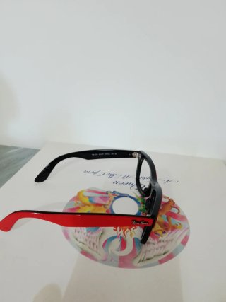 Occhiali Ray-Ban neri e rossi