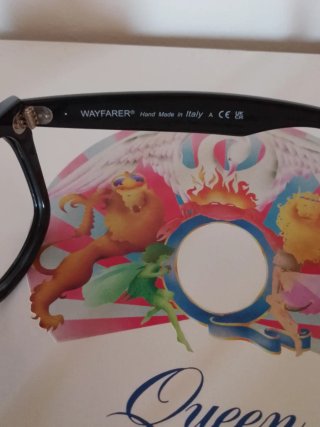 Occhiali Ray-Ban neri e rossi