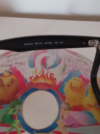 Occhiali Ray-Ban neri e rossi