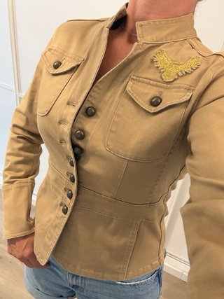 Chaqueta Beige con Broche Dorado