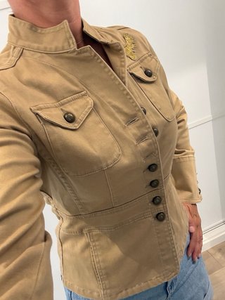 Chaqueta Beige con Broche Dorado