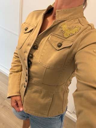 Chaqueta Beige con Broche Dorado
