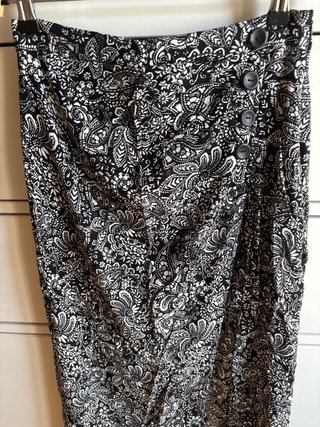 Falda T.38 negra estampado floral Stradivarius