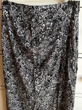 Falda T.38 negra estampado floral Stradivarius