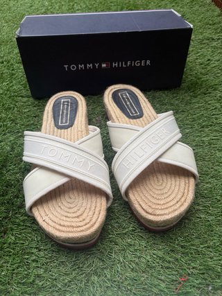 Sandalias Tommy Hilfiger Beige y Blancas