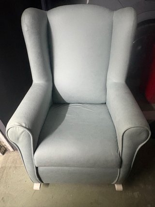 Sillón mecedora de tela