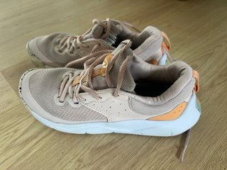 Zapatillas deportivas rosas y blancas talla 36