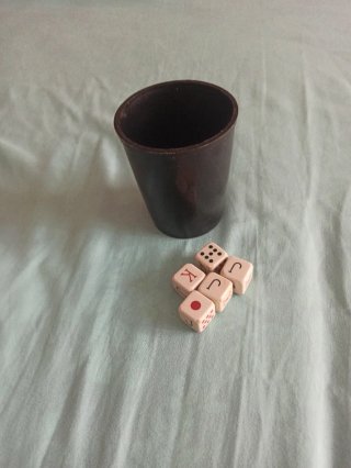 Juego de dados y cubilete