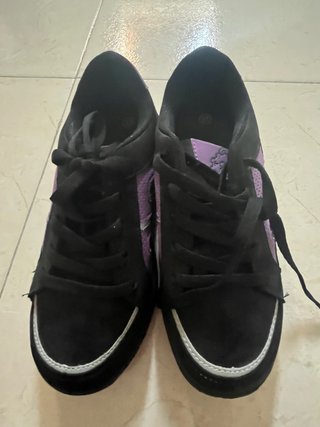 Zapatillas con ruedas negras y moradas