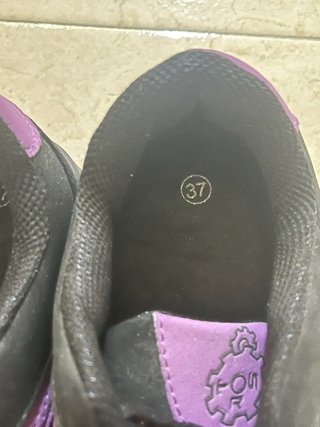 Zapatillas con ruedas negras y moradas