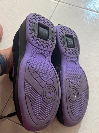 Zapatillas con ruedas negras y moradas