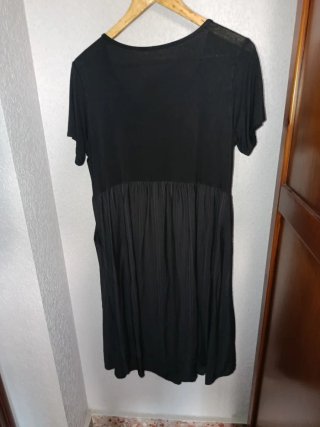 Vestido midi negro cómodo y versátil