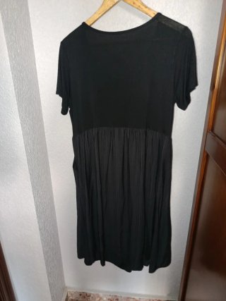 Vestido midi negro cómodo y versátil