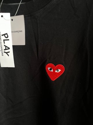 T-shirt Comme des Garçons Preta e Vermelha