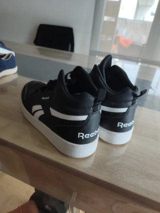 Zapatillas Reebok Negras y Blancas