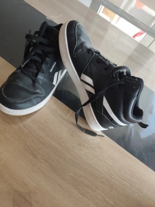 Zapatillas Reebok Negras y Blancas