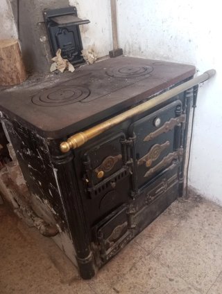 Cocina Económica  Negra y Dorada.