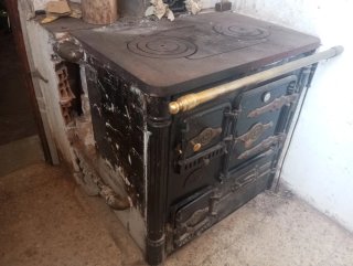 Cocina Económica  Negra y Dorada.