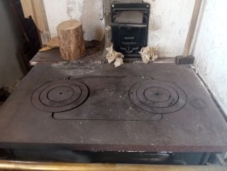 Cocina Económica  Negra y Dorada.