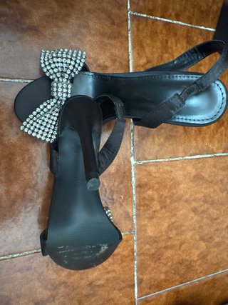 Sandalias de tacón con lazo de pedrería