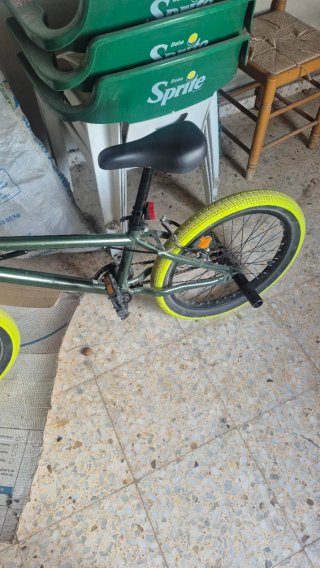 Bicicleta BMX verde para niño semi nueva